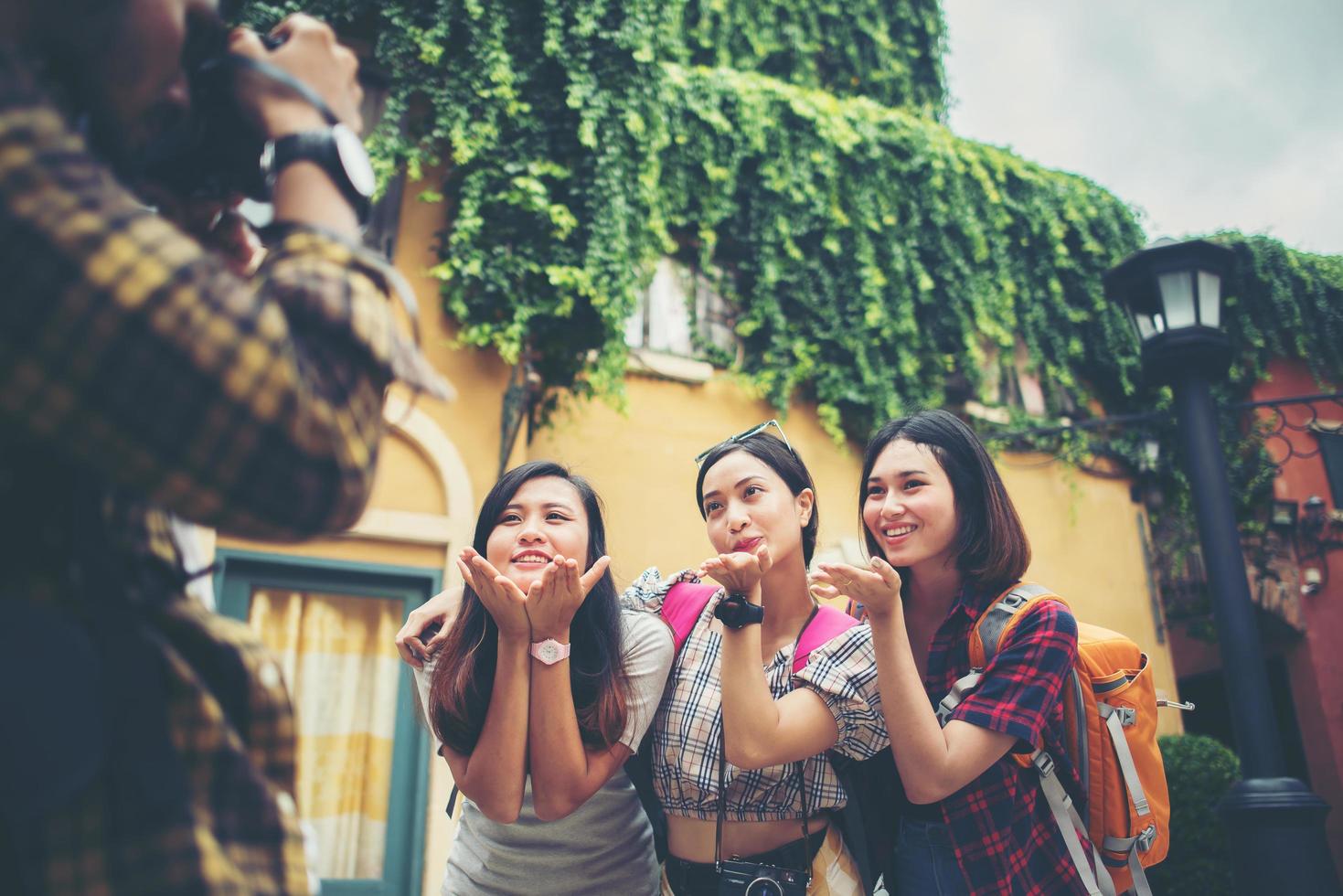 Grupo de amigos felices tomando selfies juntos en una zona urbana. foto