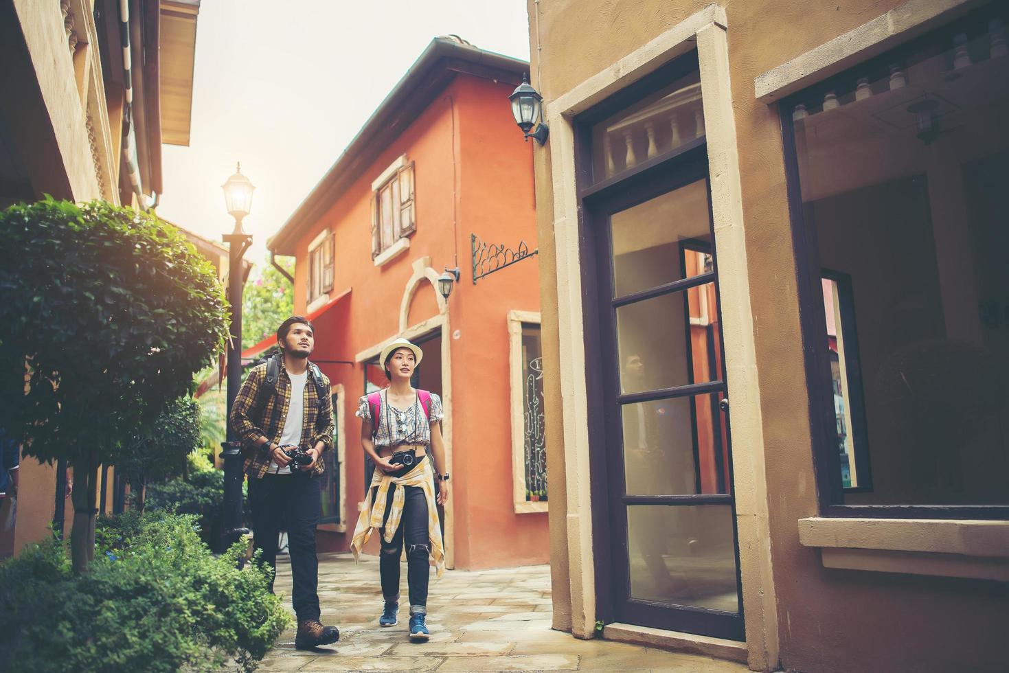 Pareja de jóvenes turistas caminando en una ciudad urbana disfrutando de vacaciones juntos foto