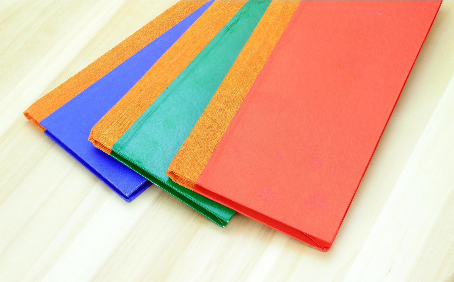 cuadernos de colores en madera foto