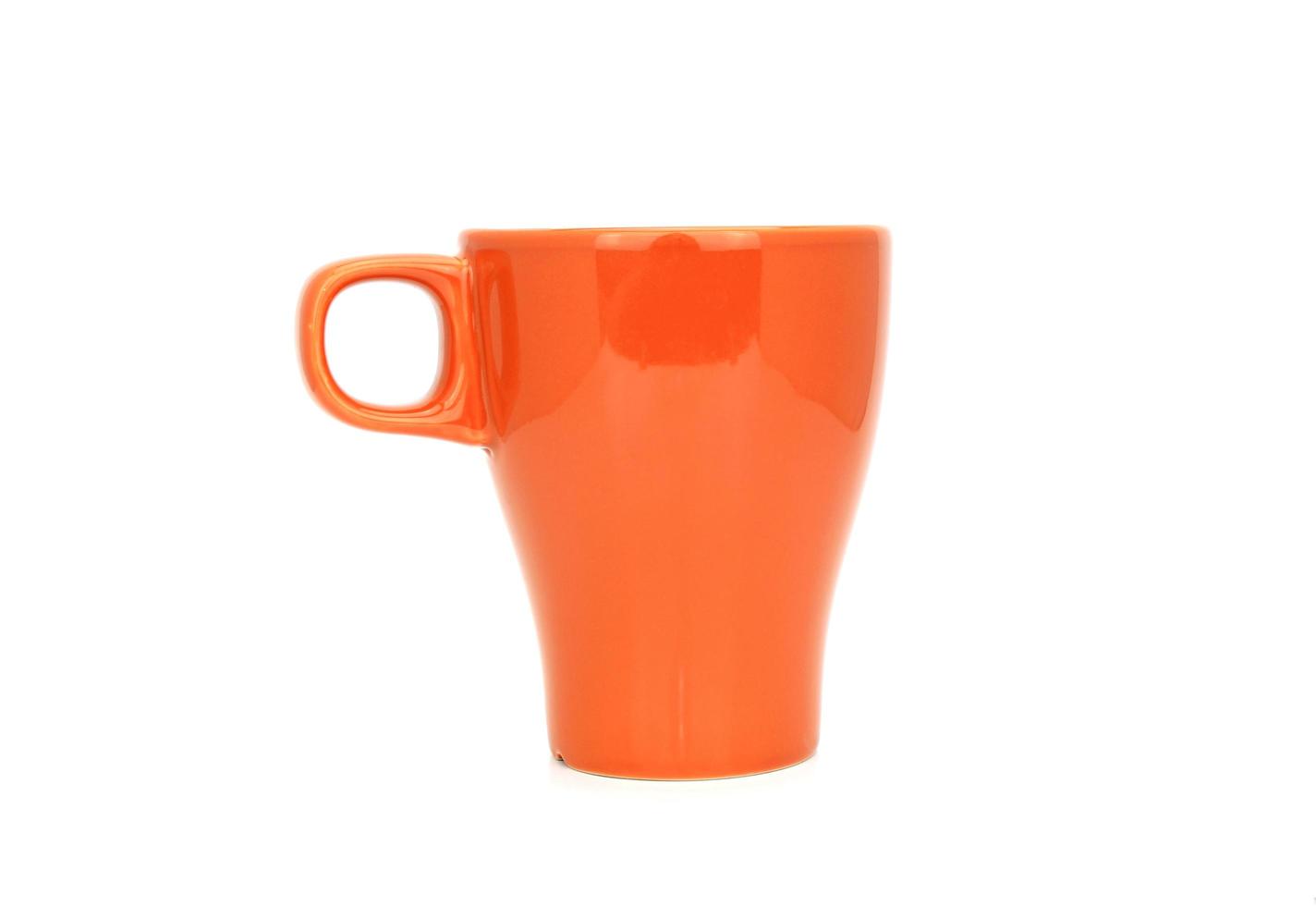 taza naranja sobre blanco foto