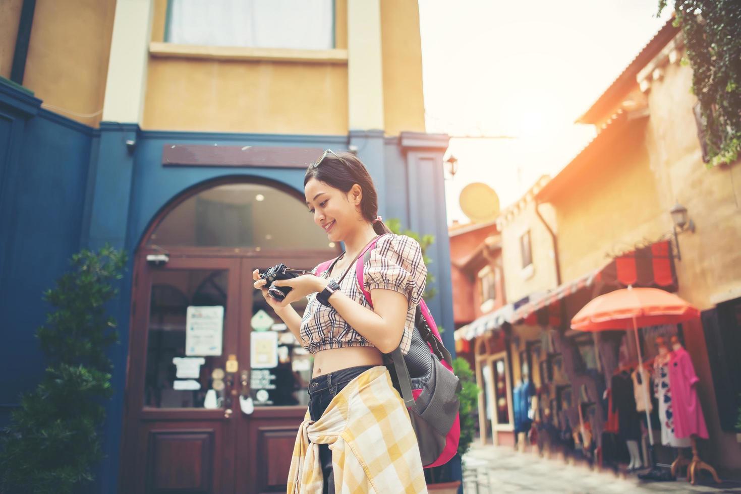 Mujer joven inconformista disfrutando de tomar una foto en el entorno urbano