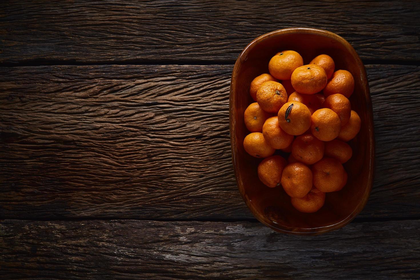 naranjas en canasta bodegón foto