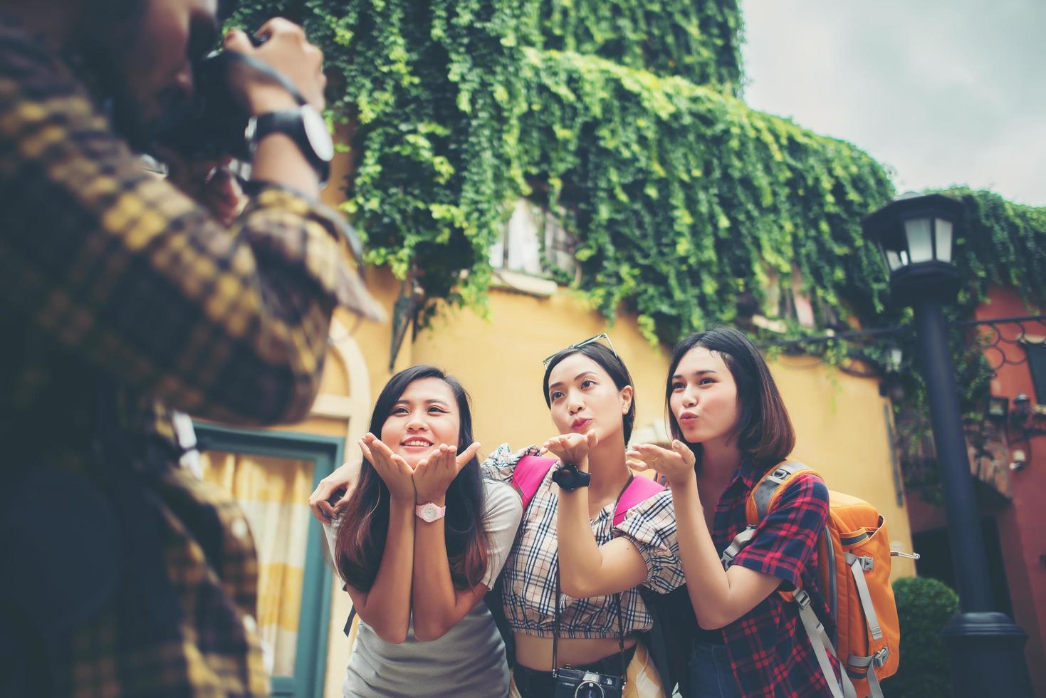 grupo de amigos reunidos en el centro de la ciudad foto