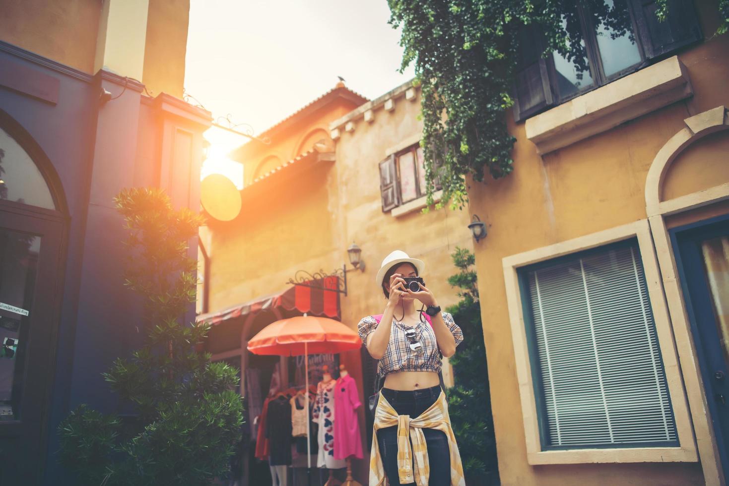 Mujer joven inconformista disfrutando de tomar una foto en el entorno urbano