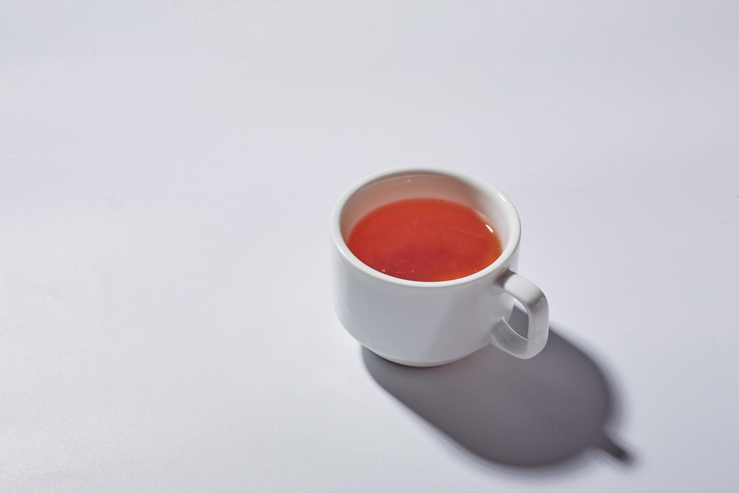 taza de té en la superficie blanca foto