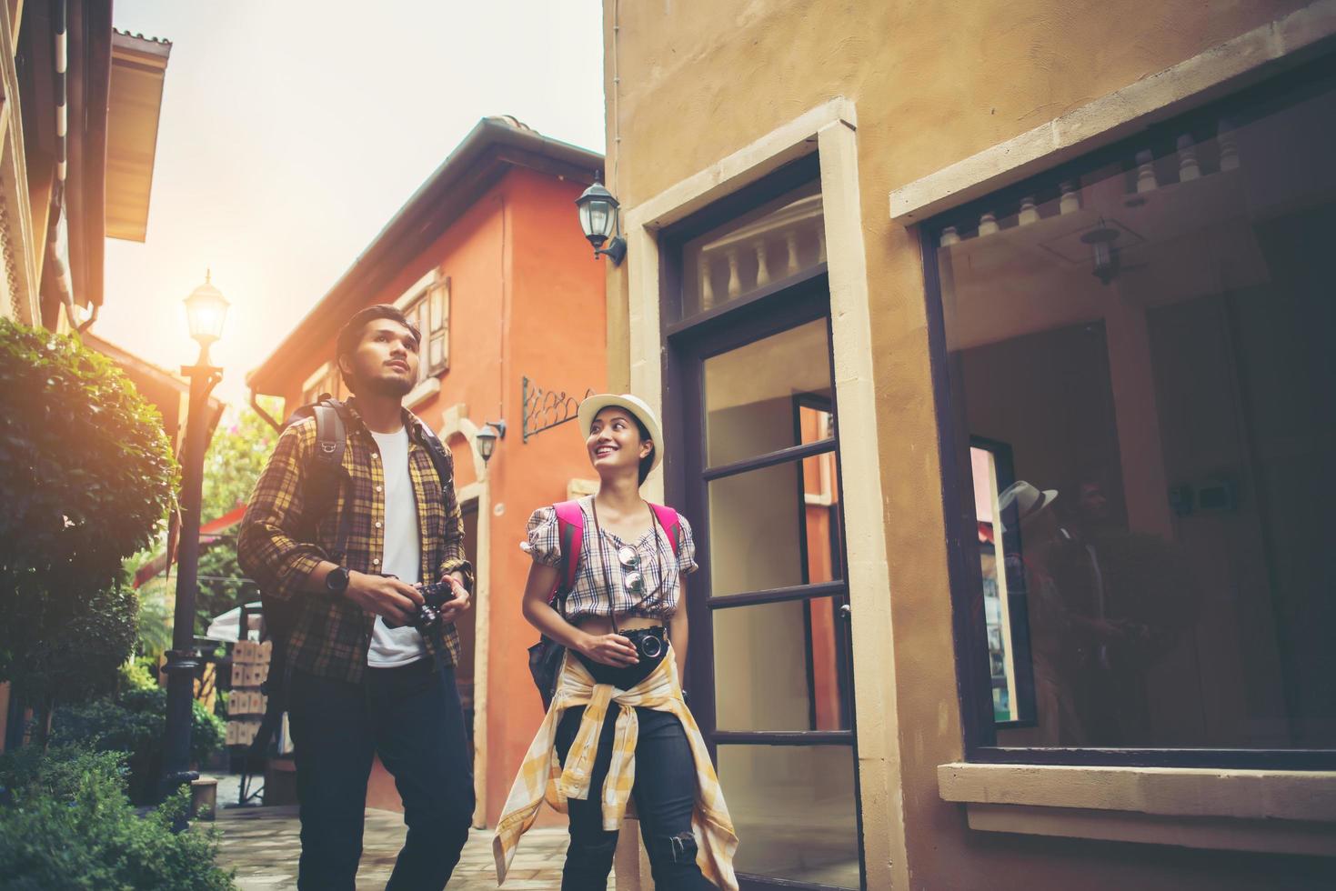 pareja de jóvenes turistas caminando en la ciudad disfrutando de vacaciones juntos foto