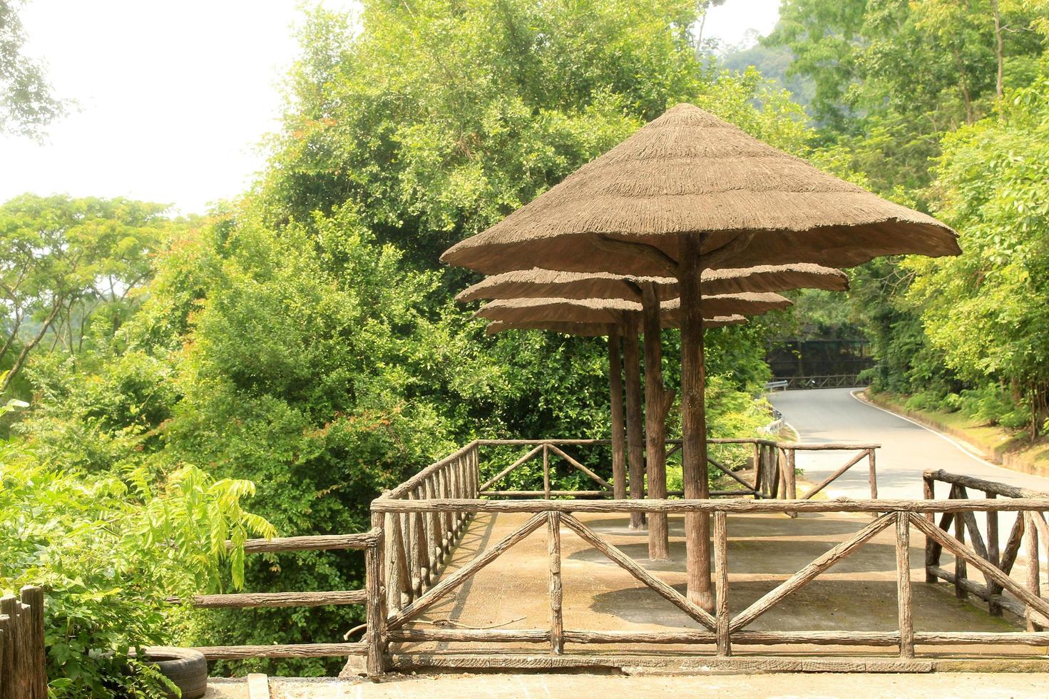 pabellón de paja de bambú foto