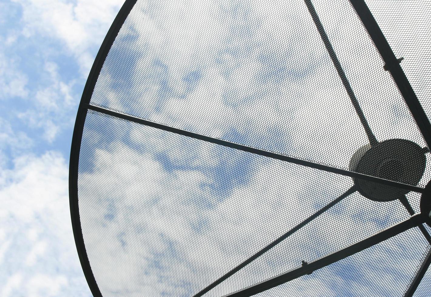 antena parabólica en el cielo azul foto