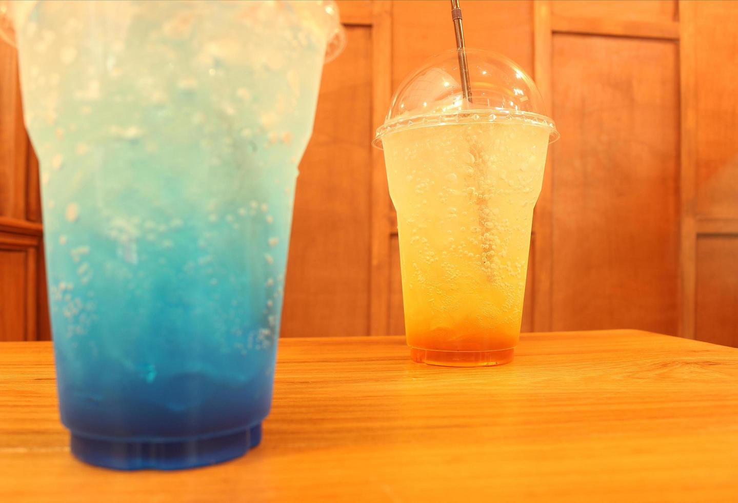 bebidas azules y naranjas foto