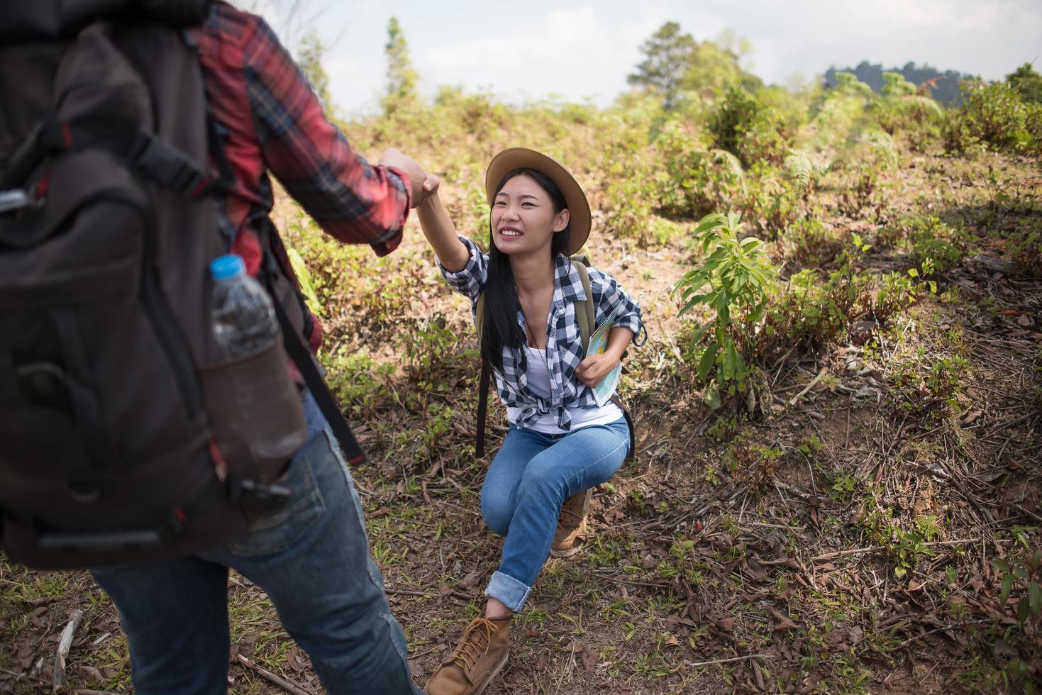 pareja joven, ambulante, con, mochilas, en, un, bosque foto