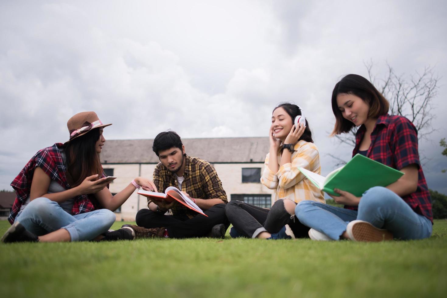 grupo de estudiantes sentados en un parque después de clase foto