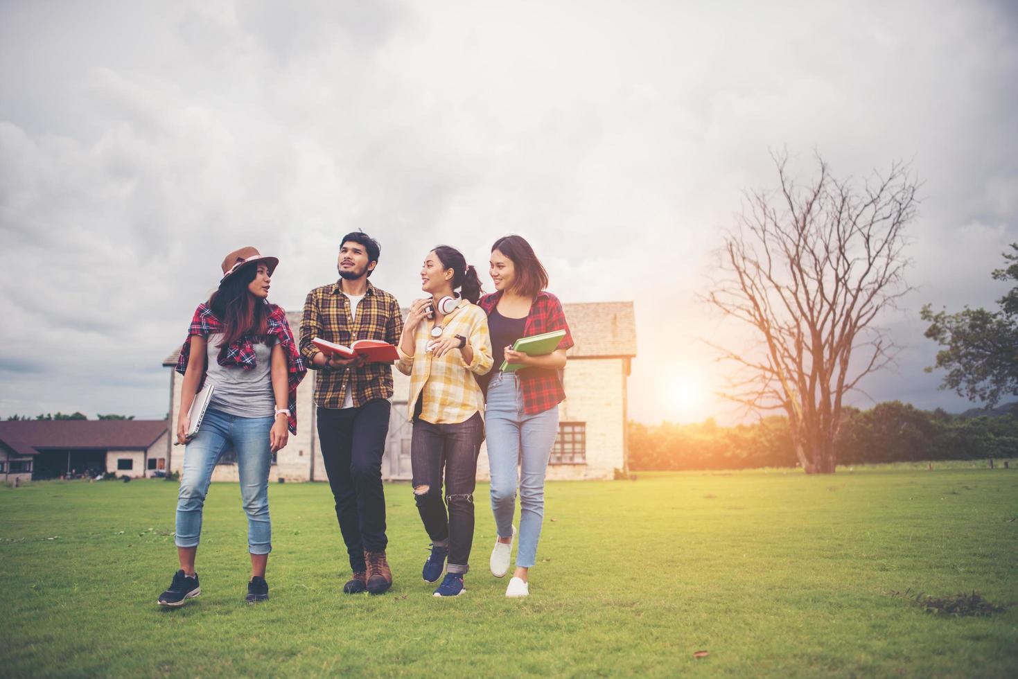 grupo de estudiantes caminando por el parque después de clase foto