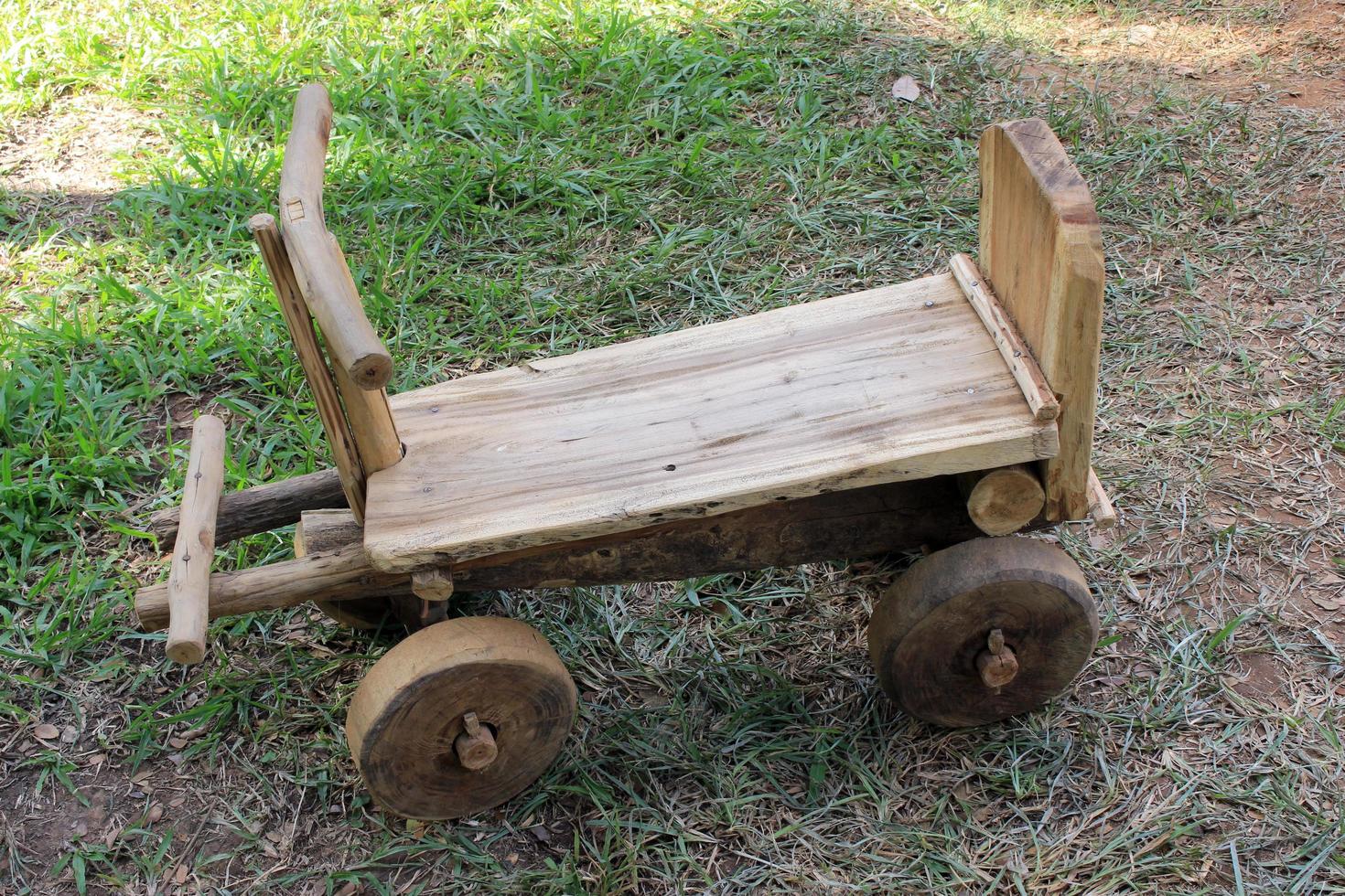 coche de madera hecho a mano foto