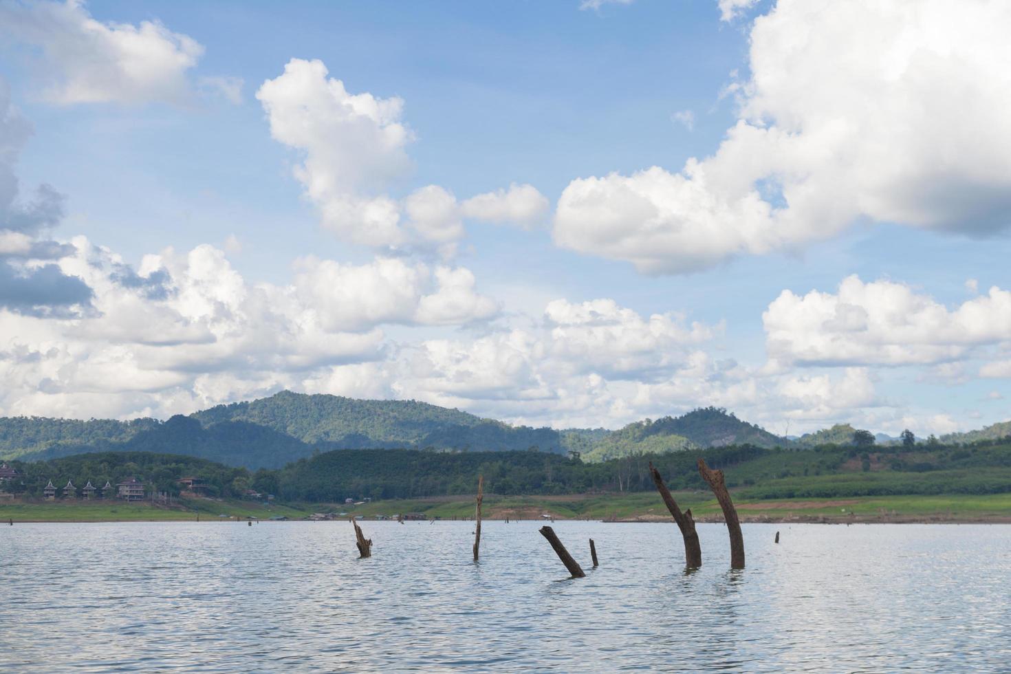 depósito y montañas en tailandia foto