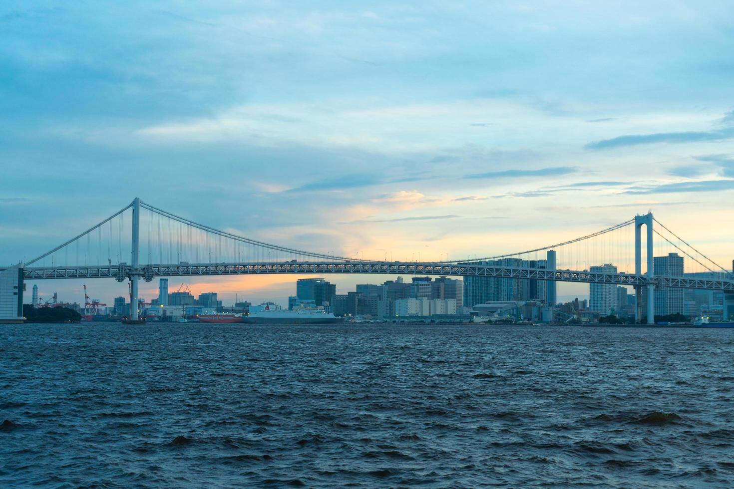 puente arcoiris en la ciudad de tokio foto