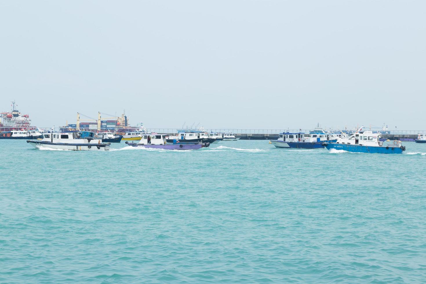 barcos de pesca en el mar foto