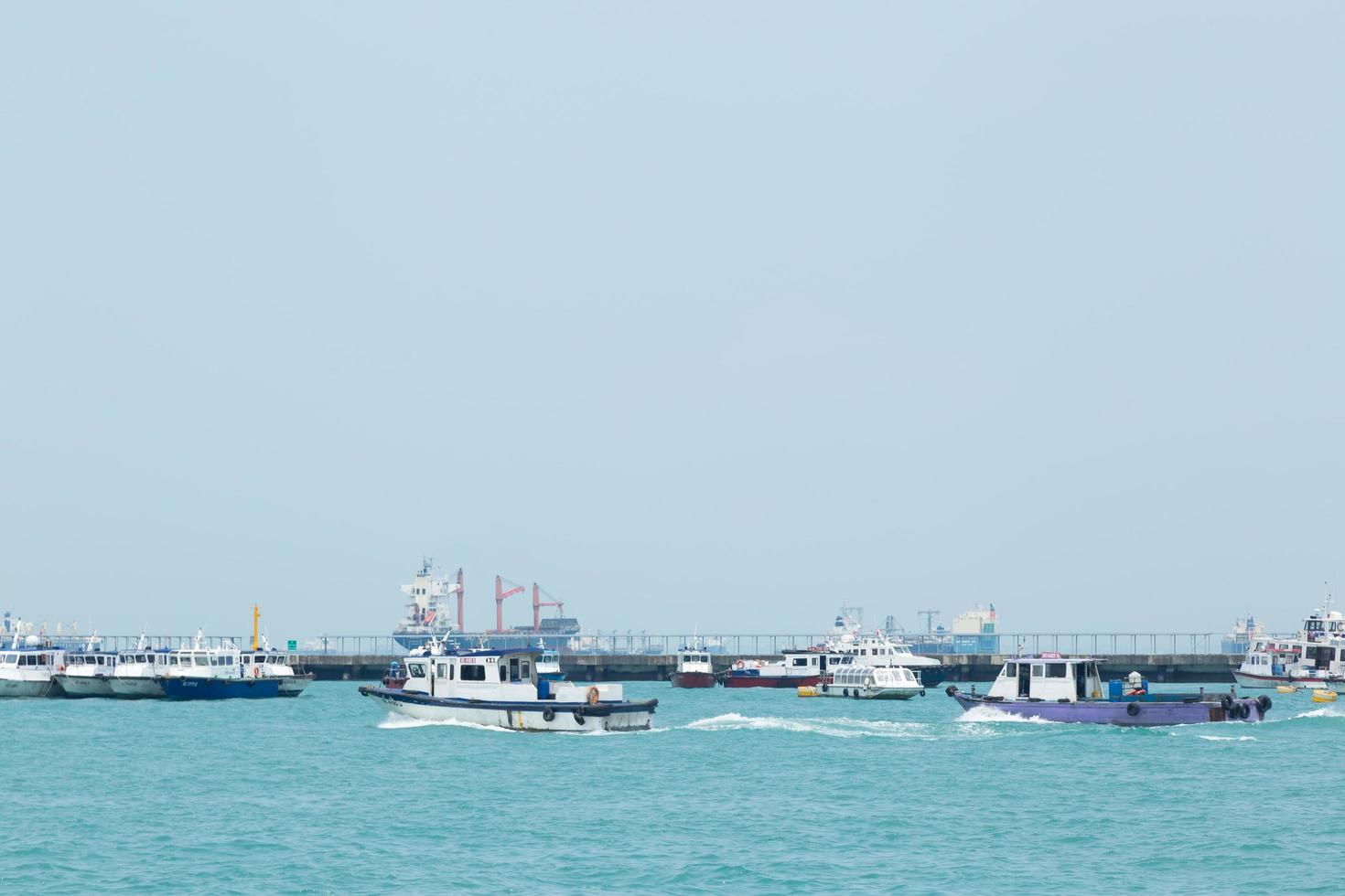 barcos de pesca en el mar foto