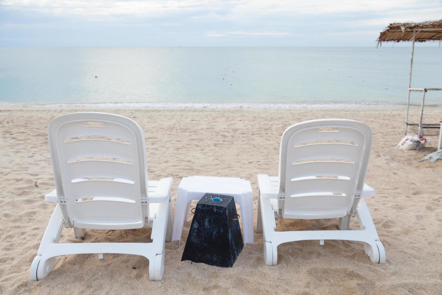 Tumbonas para tomar el sol en la playa en Tailandia foto