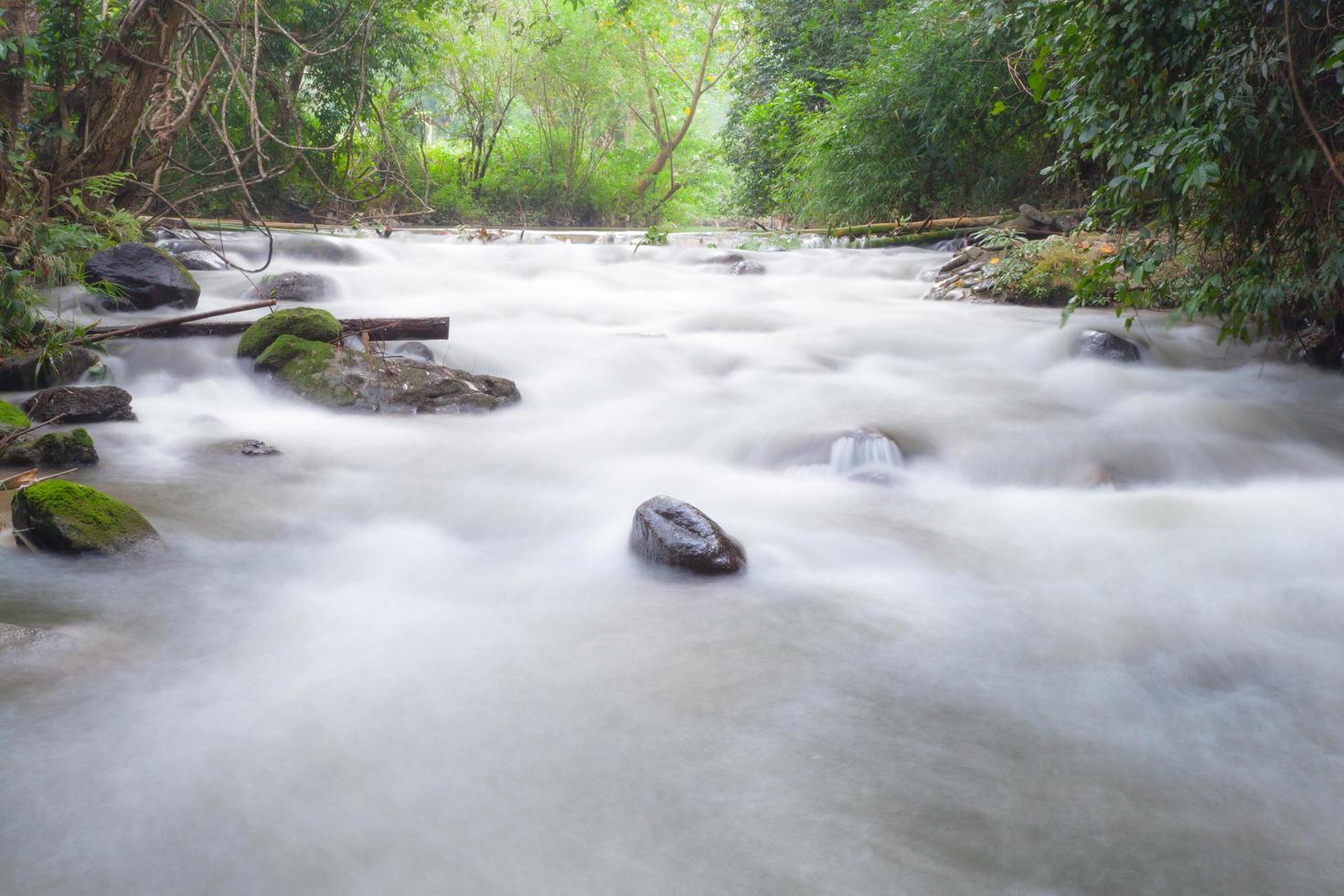 Disparo de larga exposición de un arroyo en Tailandia foto