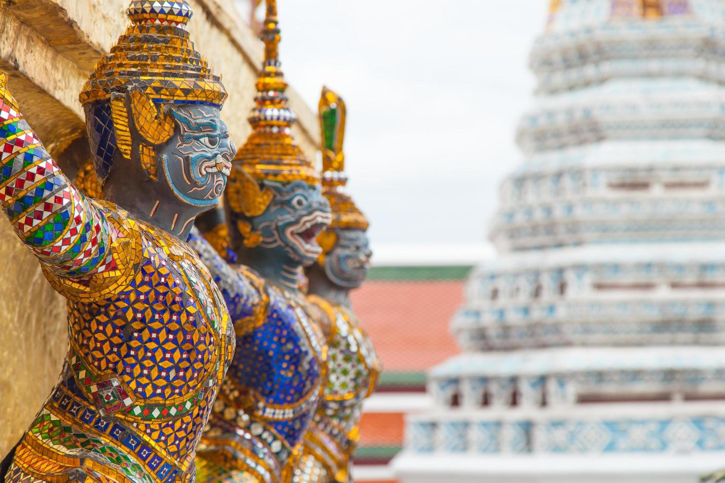 estatuas en un templo en tailandia foto