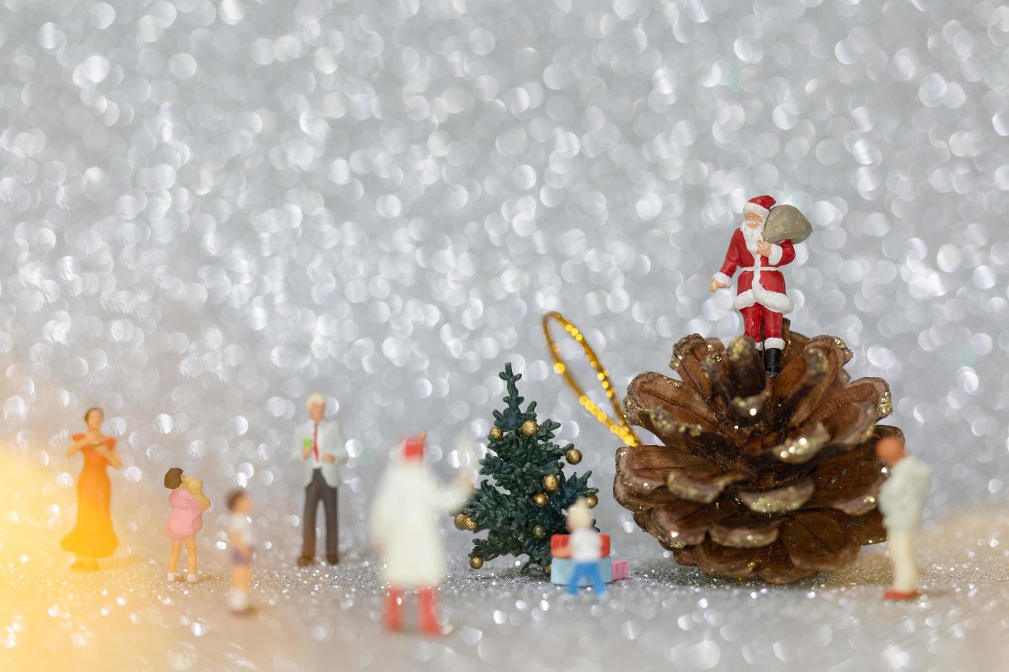 Figuras en miniatura de personas colocando adornos navideños foto