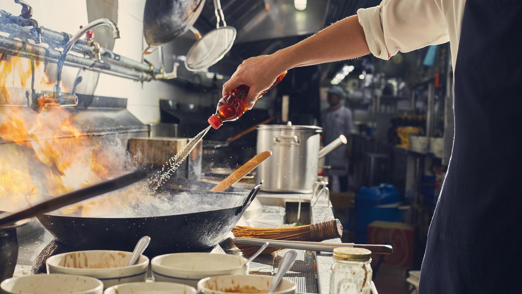 cocinando en un wok foto