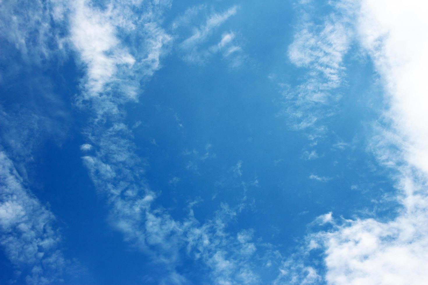 cielo azul y nubes foto