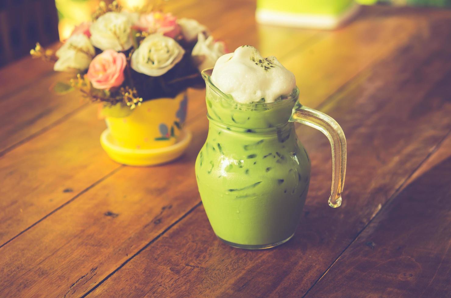 té verde helado con rosas sobre la mesa foto