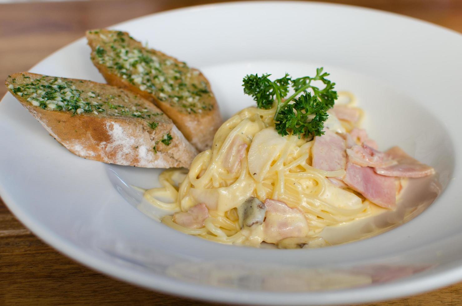 espaguetis a la carbonara con pan de ajo foto