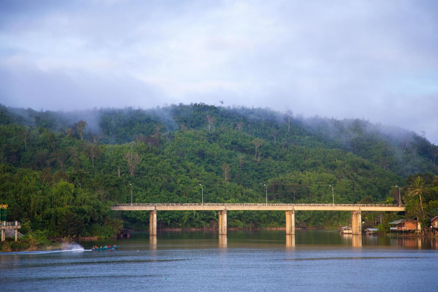 puente sobre el río foto