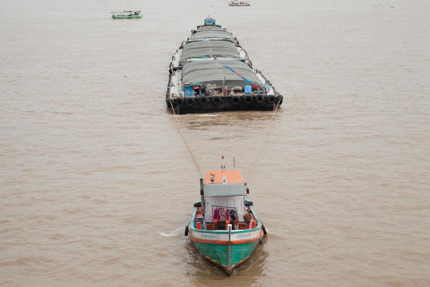 barcos en el río en bangkok foto