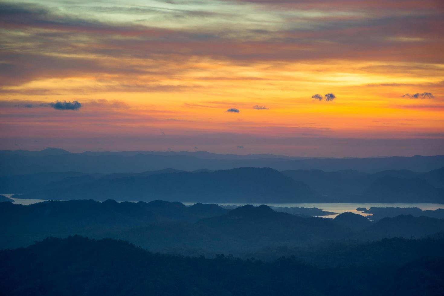 mañana vista sobre las montañas foto