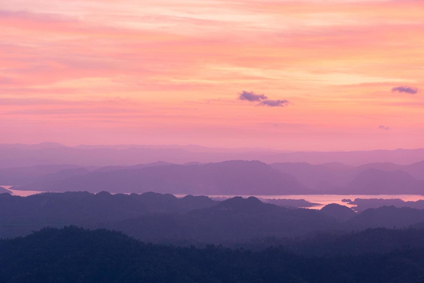 mañana vista sobre las montañas foto