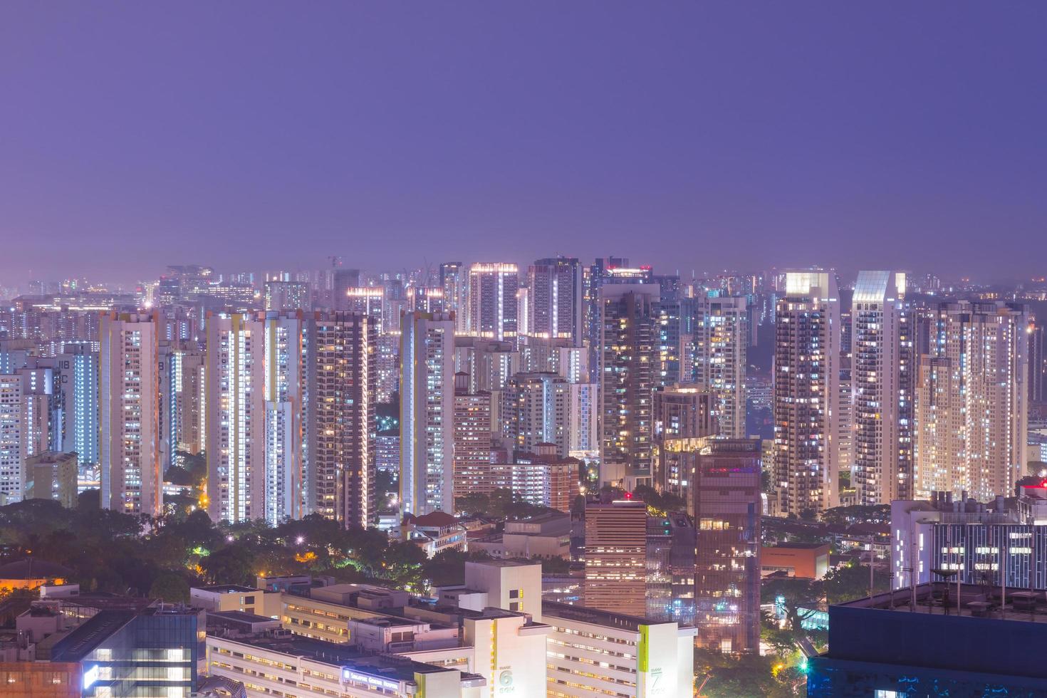 edificios de singapur en la noche foto