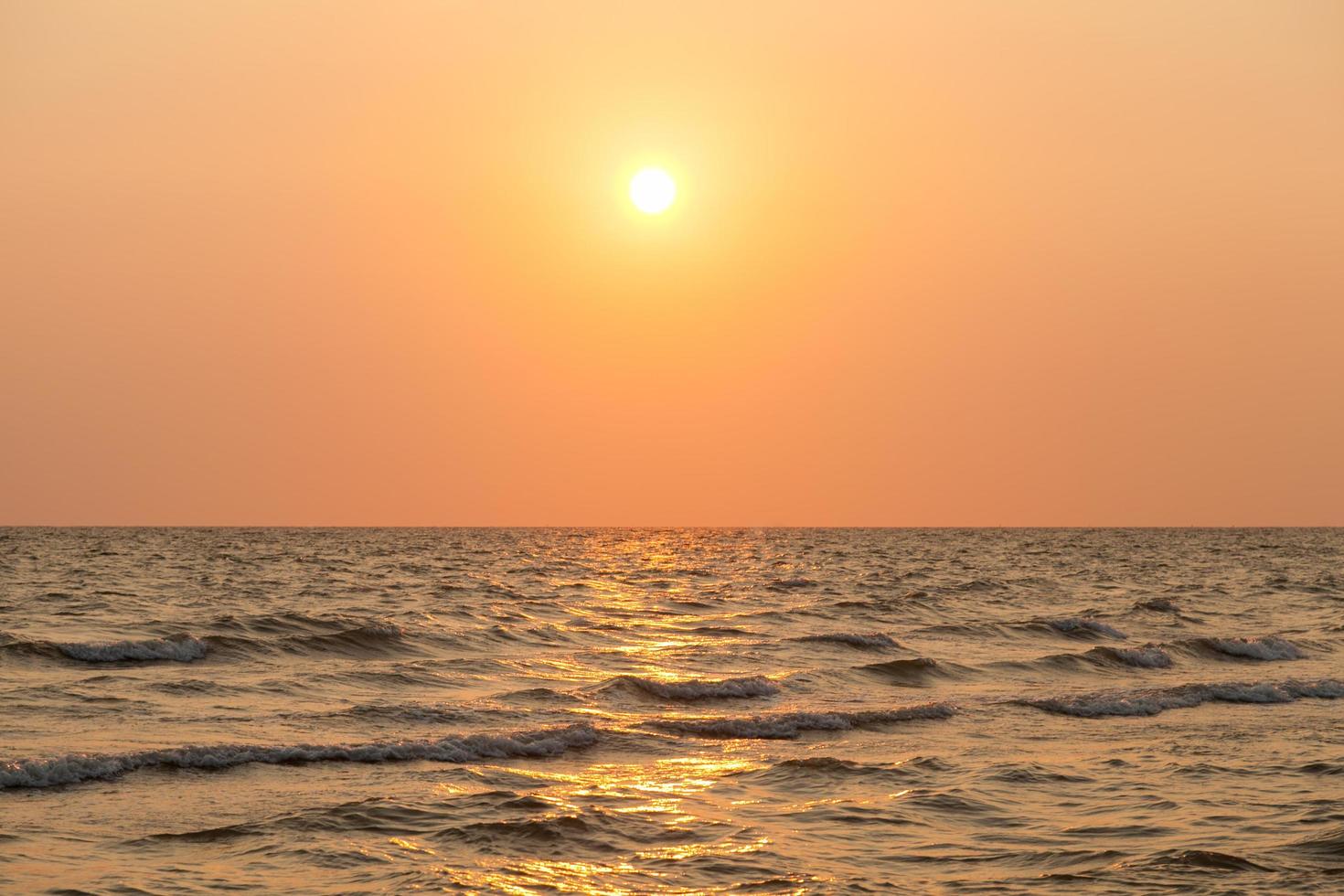 puesta de sol sobre el mar foto