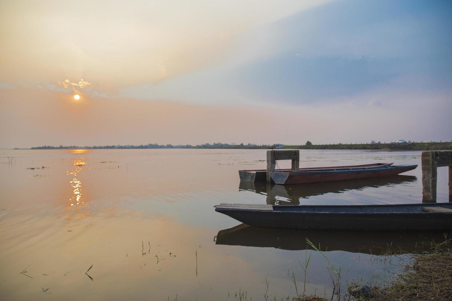 pequeñas embarcaciones amarradas en el lago foto