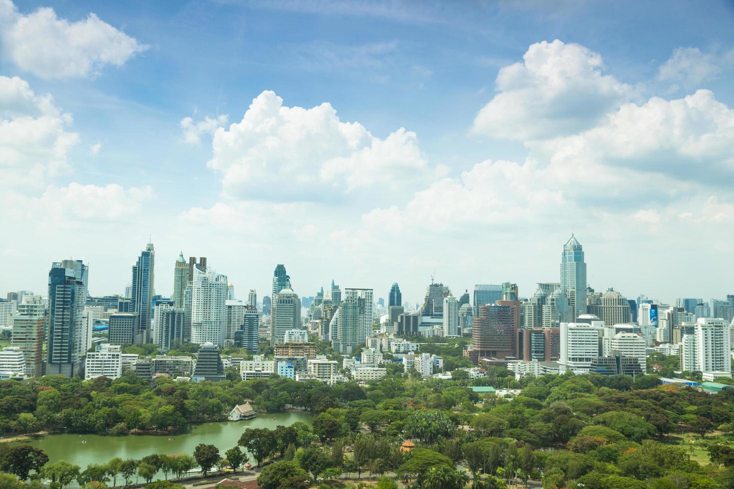 ciudad de bangkok a la luz del día foto