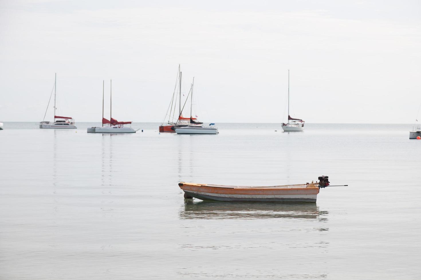 pequeño barco de pesca en tailandia foto