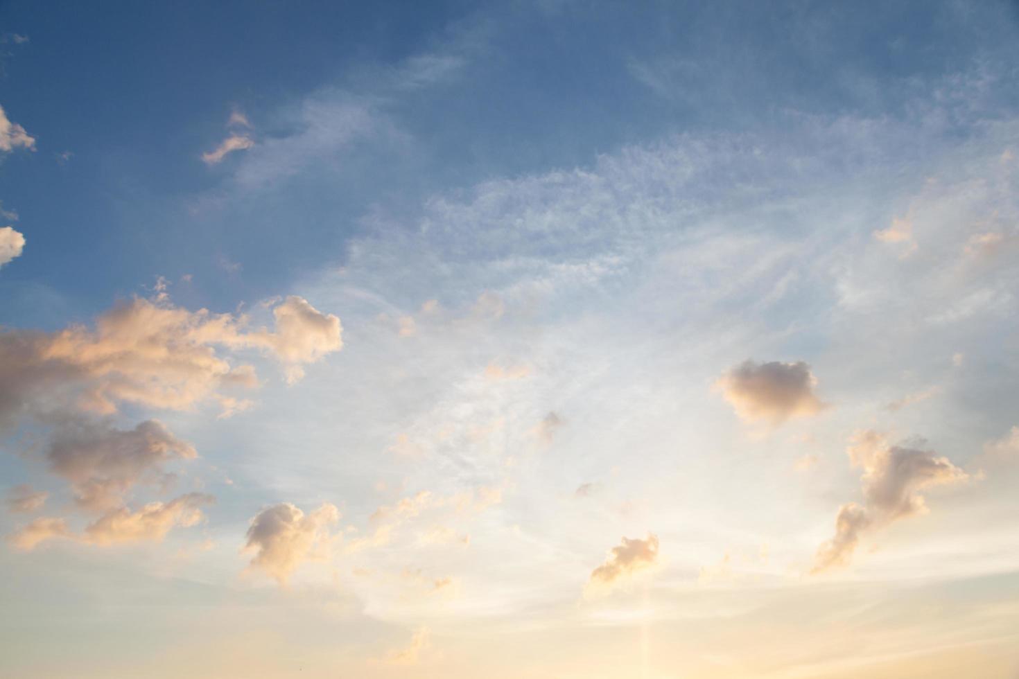 nubes y cielo al atardecer foto