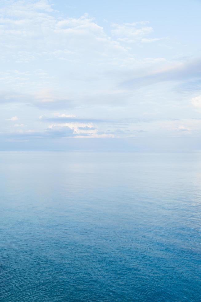 cielo y mar en tailandia foto