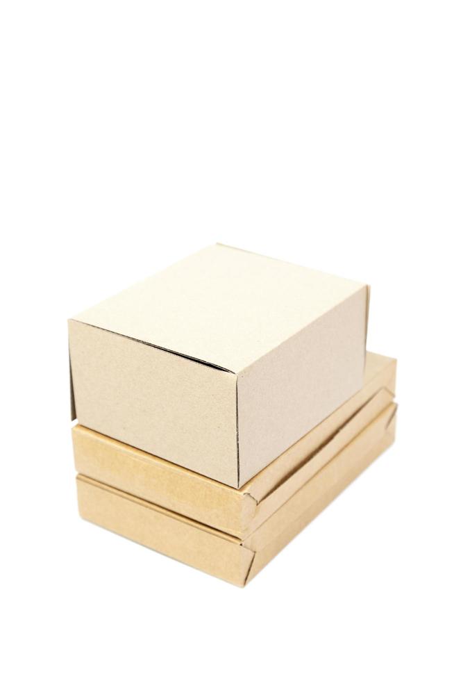 Cajas de papel marrón sobre un fondo blanco. foto