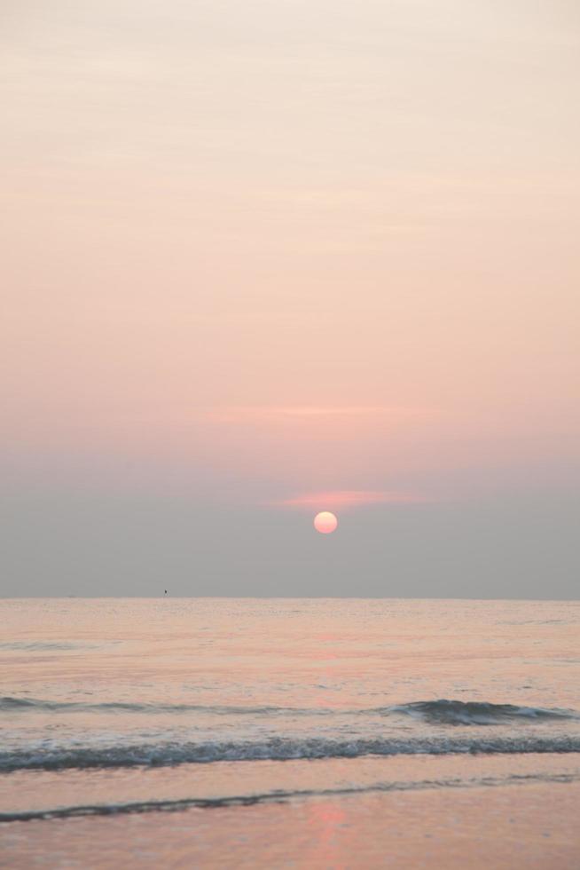 puesta de sol sobre el mar foto