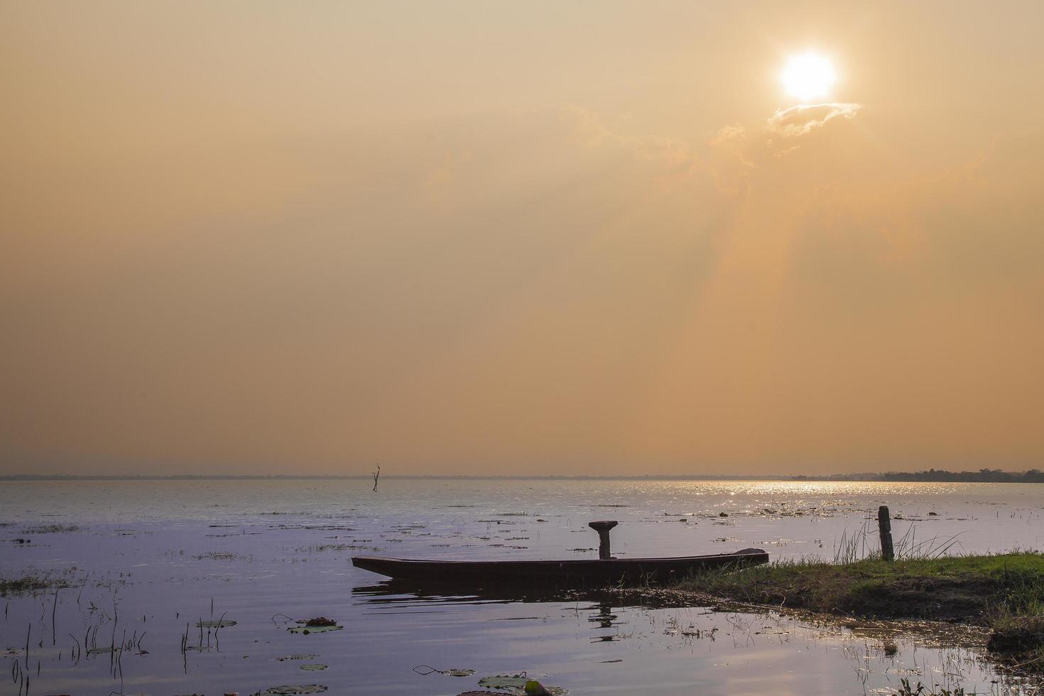 pequeñas embarcaciones amarradas en el lago foto