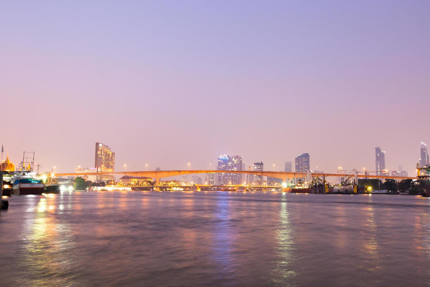 puente sobre el río en la ciudad de bangkok foto