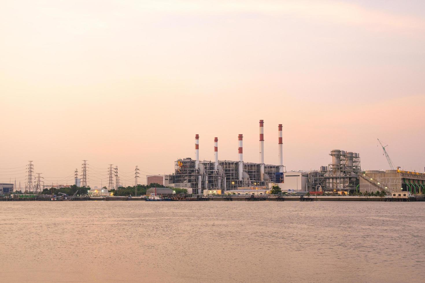Planta de energía en Bangkok al atardecer foto