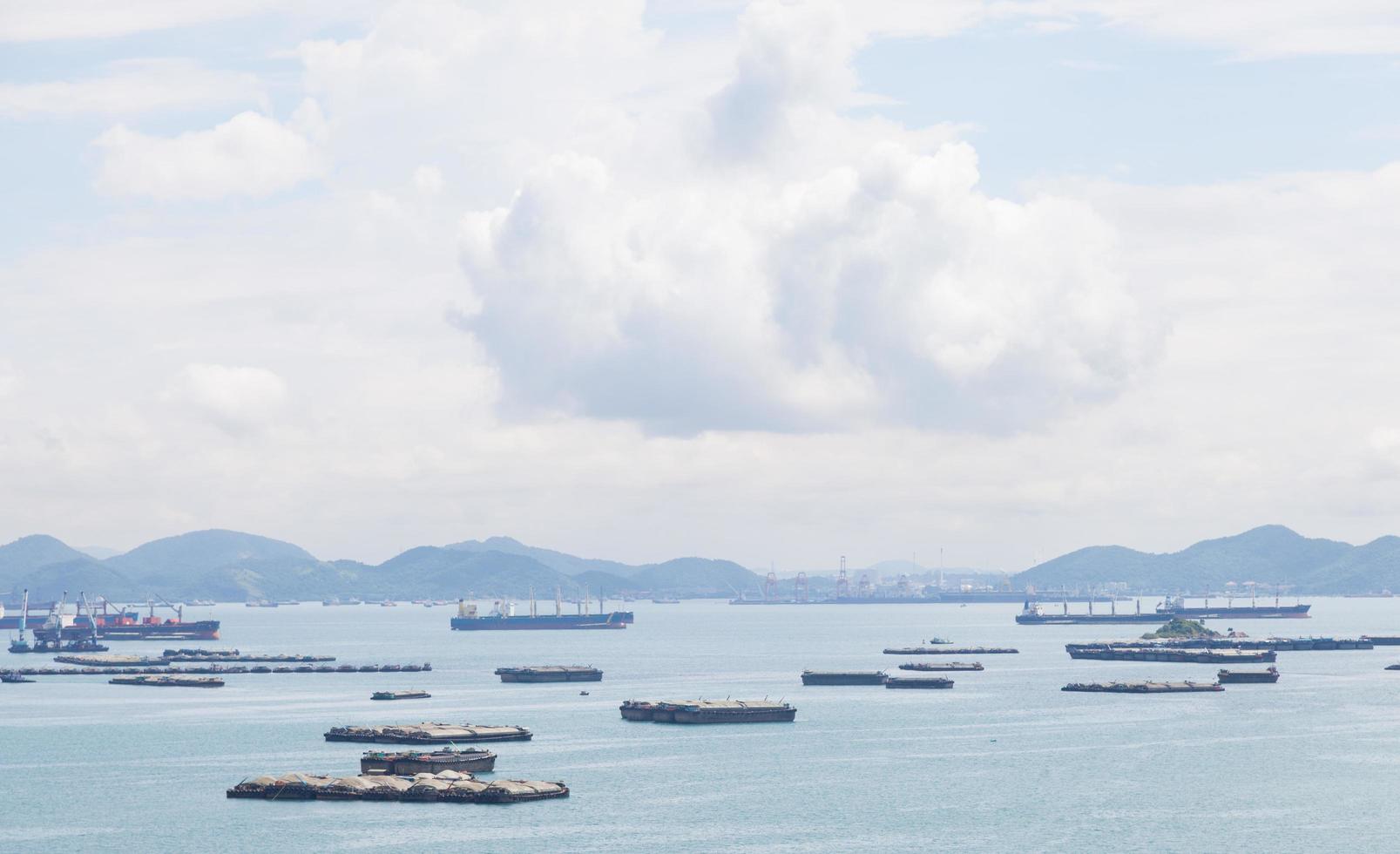 barcos de carga en el mar foto