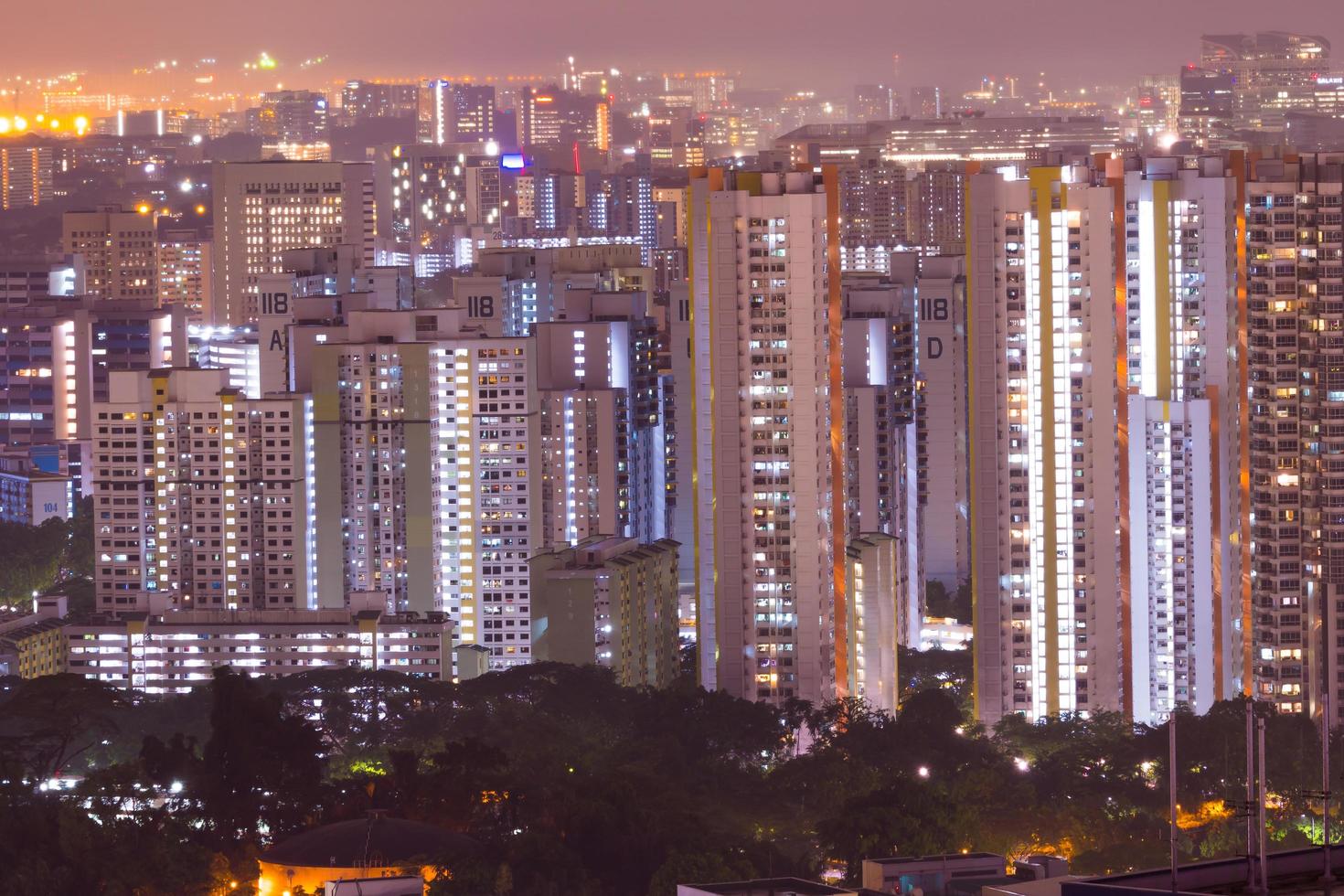 edificios de singapur en la noche foto