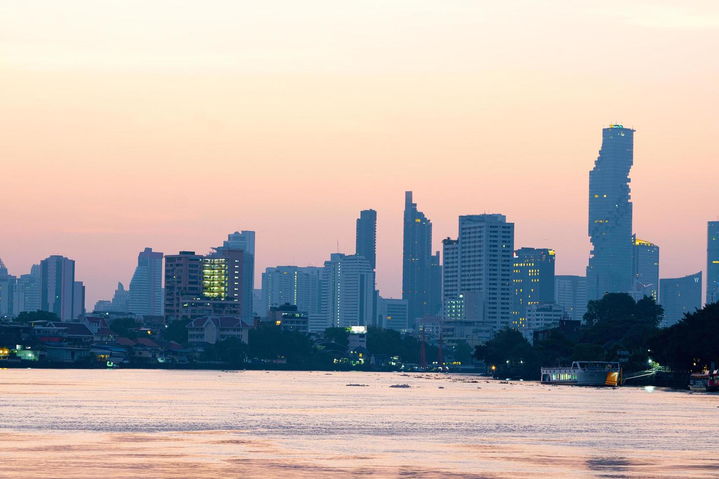 edificios y rascacielos en bangkok foto