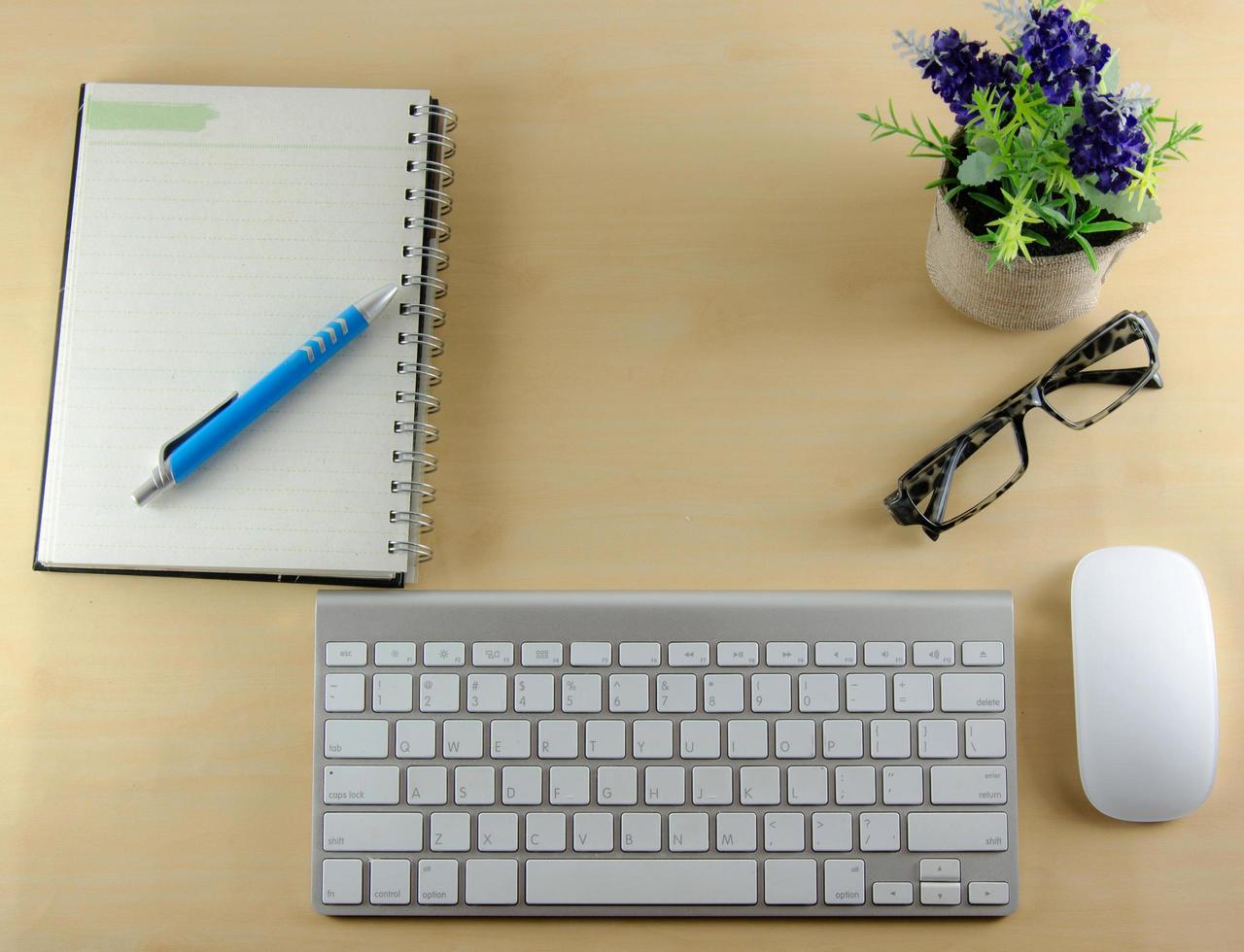 teclado, mouse inalámbrico y computadora portátil en el escritorio foto