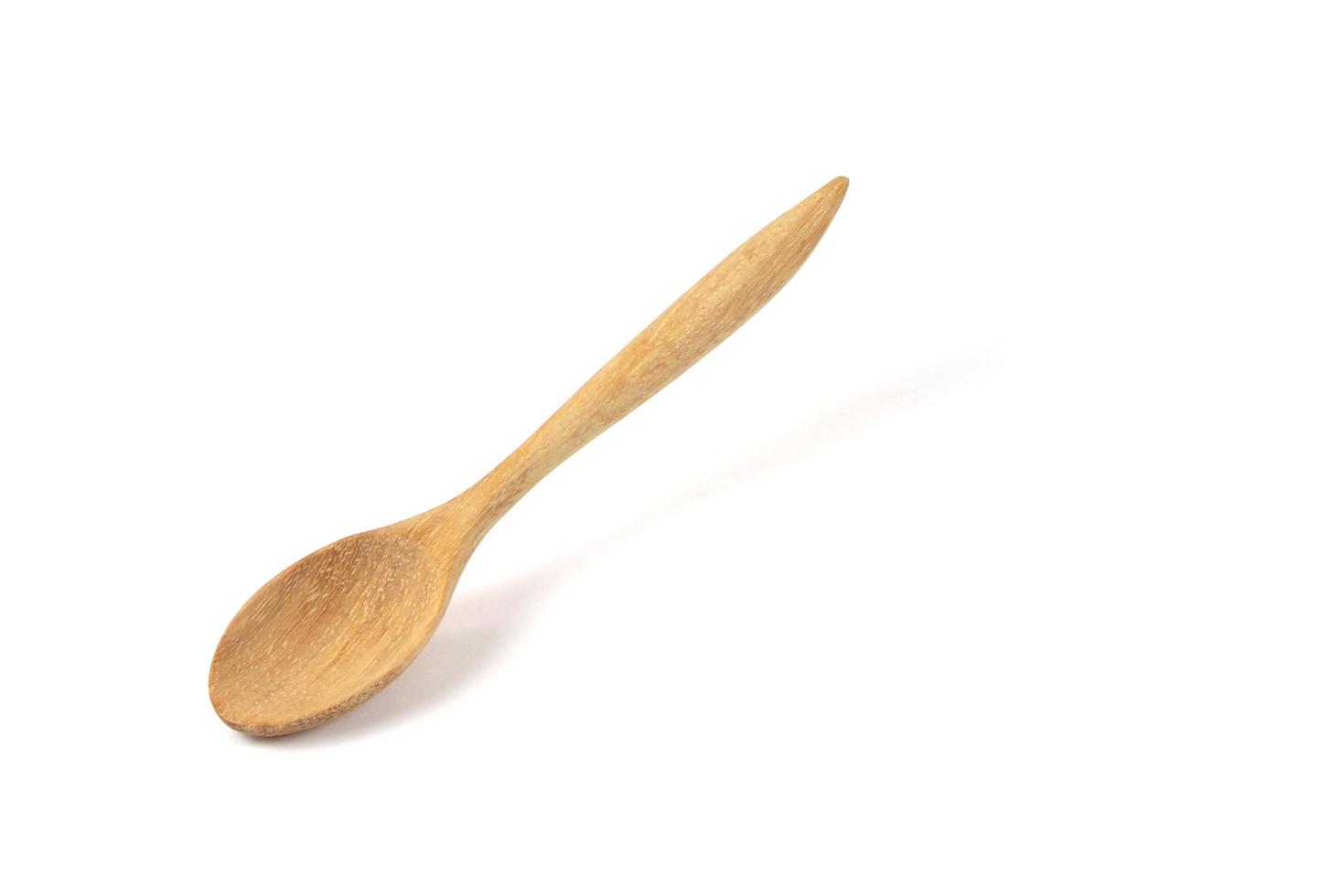 cuchara de madera en blanco foto